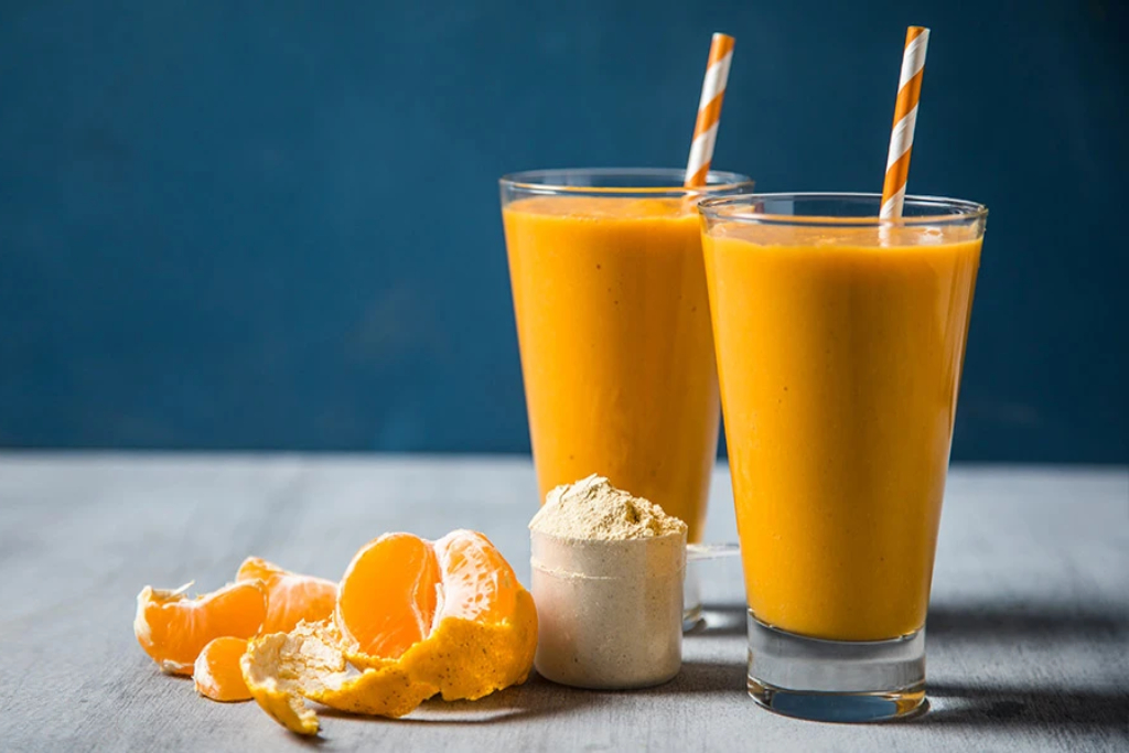 Кефир с мандарином и льном. Оранжевый смузи. Мандариновый коктейль. Апельсиновый молочный коктейль. Апельсиновый сок.